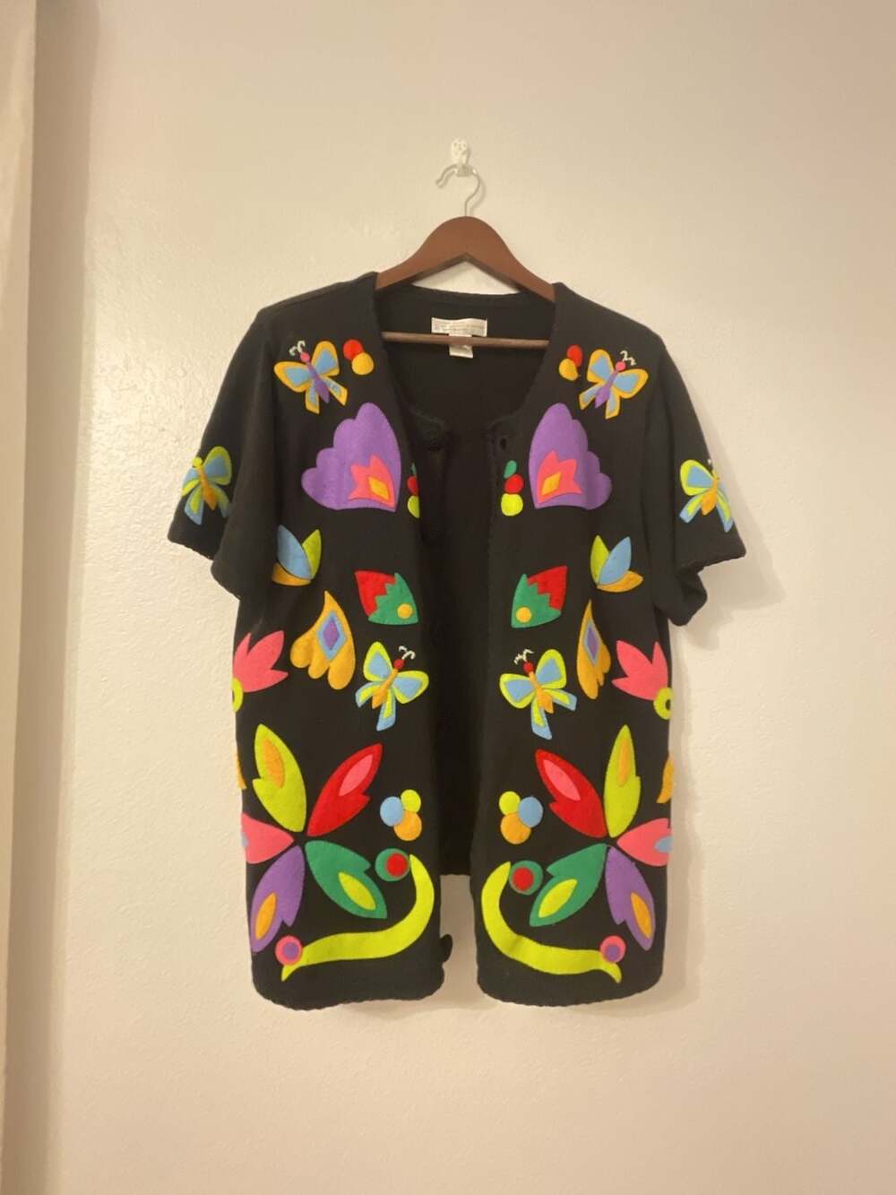 Vintage 1995 Black Floral Embroidered Cardigan Size L
Grandmacore
Cottagecore